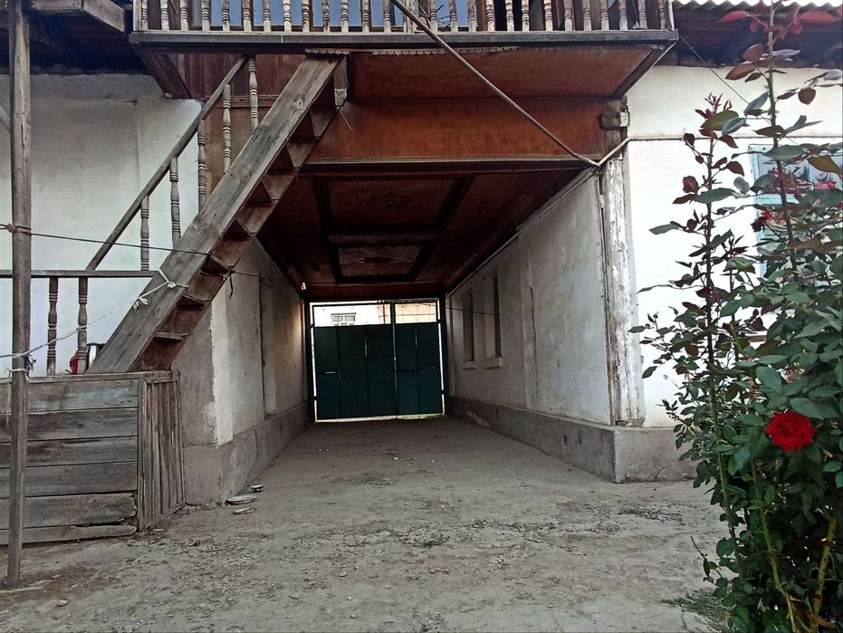 Уй сотилади. 8 соток. Сергели ва Янгихаёт га якин. Ор. Лайлак махал