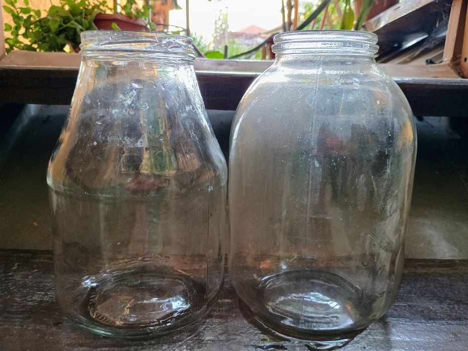 Продавам буркани на винт и бутилки.