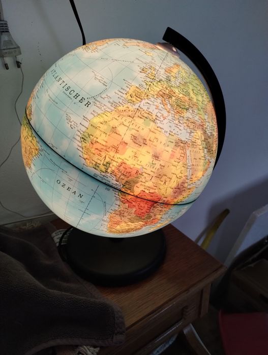 Glob geografic iluminat