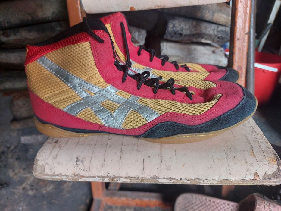 Продаются кроссовки борц.футб.