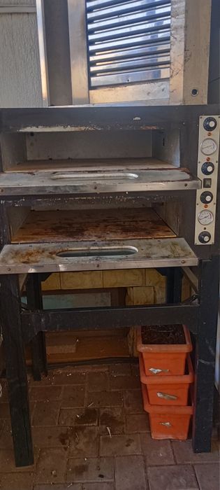 Vând cuptoare pizza 1 Gaz ,2 electrice
