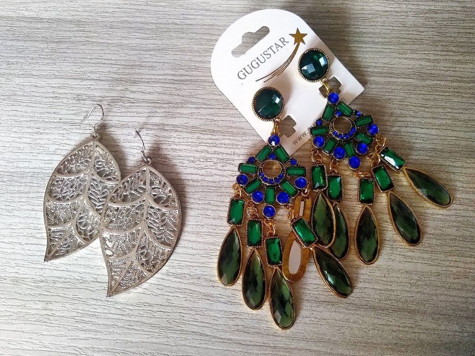 Сребристи обеци , цветни големи и малки цветни в кутия