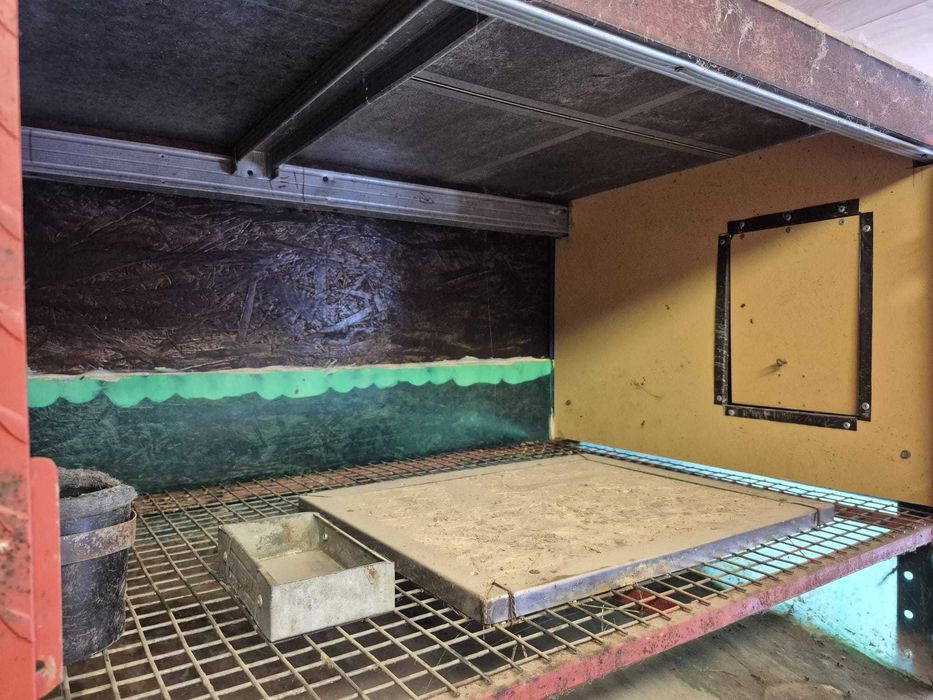 Coteț animale cu spații pentru fătare