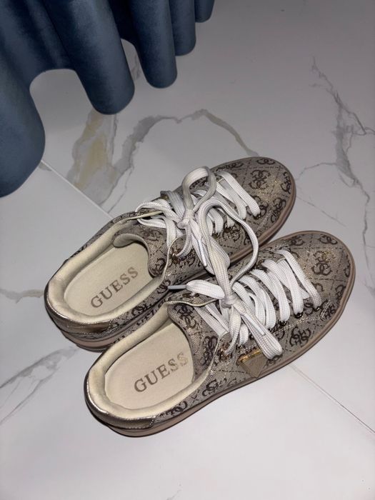 Дамски обувки на GUESS