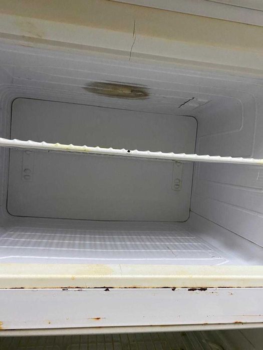 Большой производственный холодильник