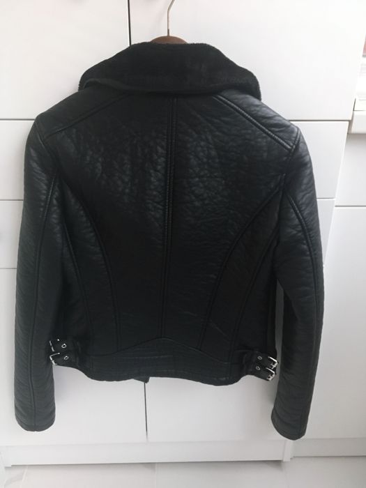 Дамско зимно яке от изкуствена кожа на GUESS.