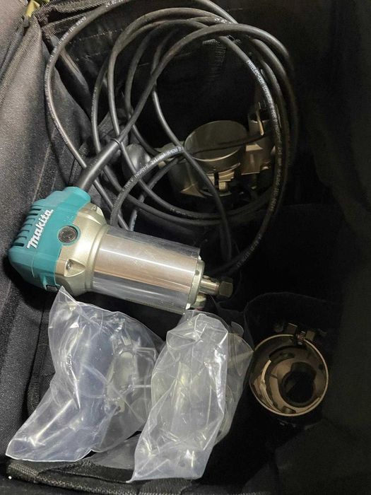 MAKITA, Masina de frezat verticala si unimanuala 6/8 mm 710 W RT0700C, + EXTRA ACCESORII  + GEANTA TRANSPORT + 35 CAPETE DE FREZA