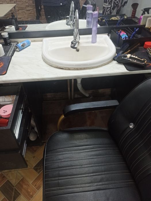 Barberlar uchun eng zor stol va rasiski oyna holati juda ham zor