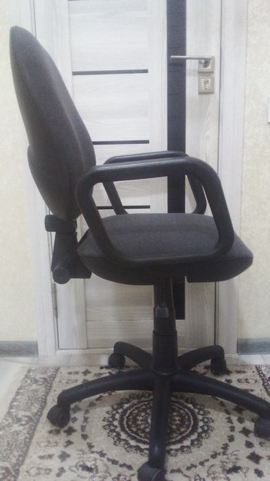 Kreslo sotiladi. 2 ta dona. Amortizator ishlidi. Spinkasi ishlamidi.