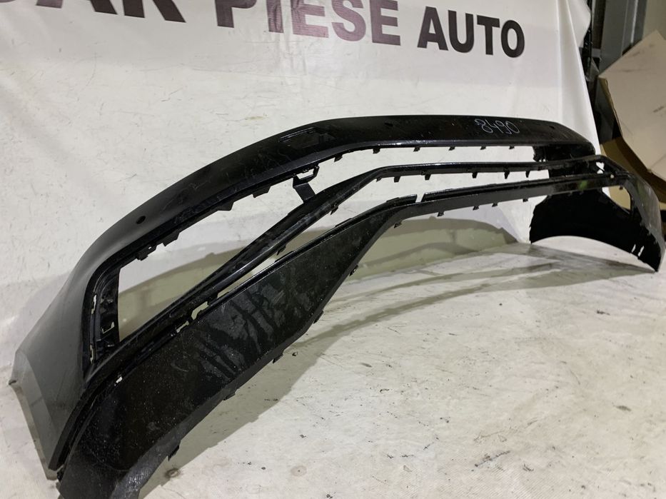Bara fata VW Passat, B8, facelift, Highline, 2019, 2020, 2021, 2022, 2023, cod origine OE 3G0807221F, cu gauri pentru senzori de parcare (4). Are o minifisura in partea dreapta jos, nu se vede daca este cromul clipsat.