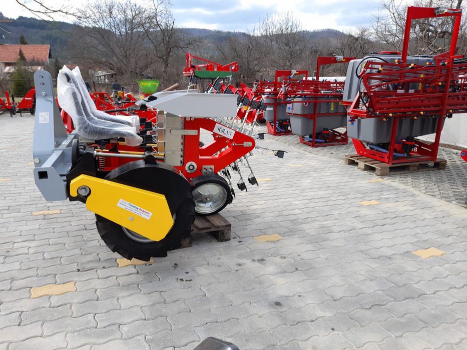 Разсадо-посадачни машини с полуавтоматичен захват