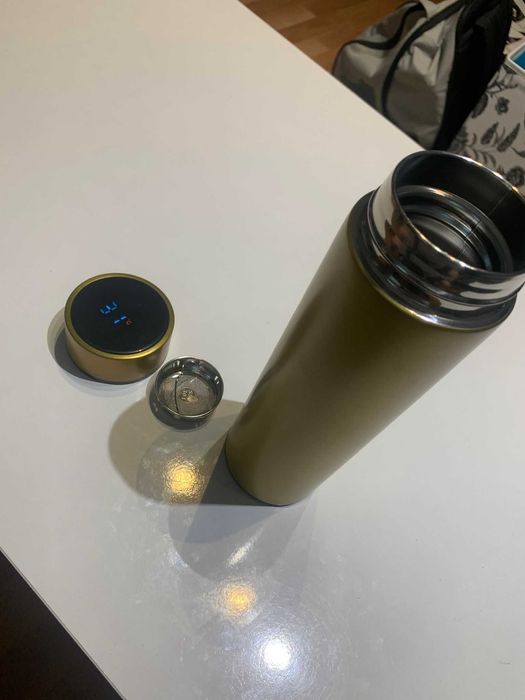 termos cu capac digital pentru temperatura