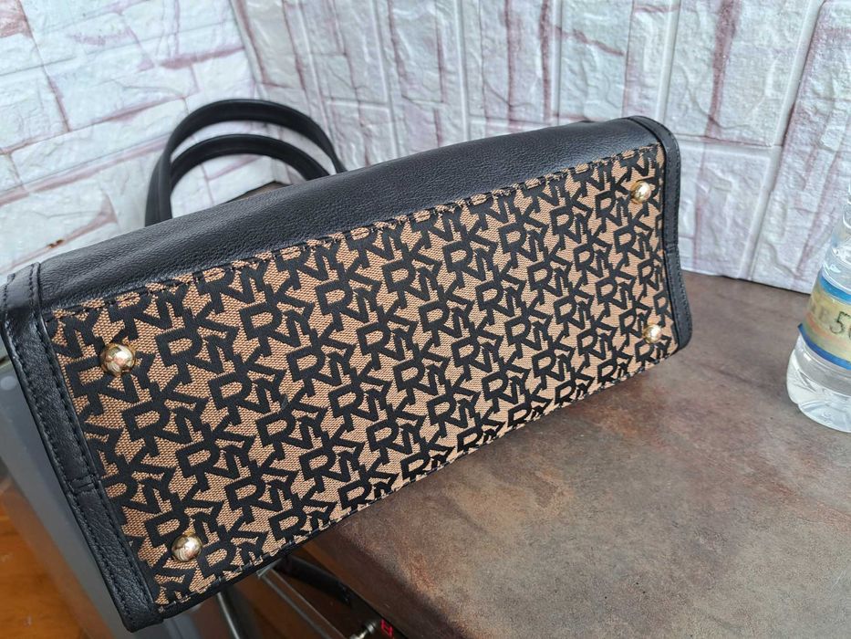 дамска чанта,DKNY,черна Дона Карън
- естествена кожа