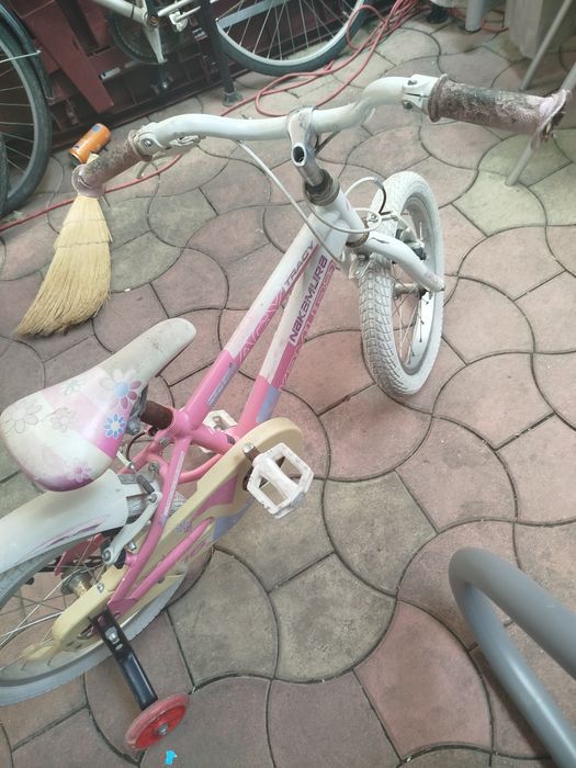 Vând bicicleta roz stare buna