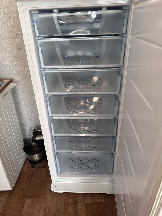 Срочно продам морозильную камеру