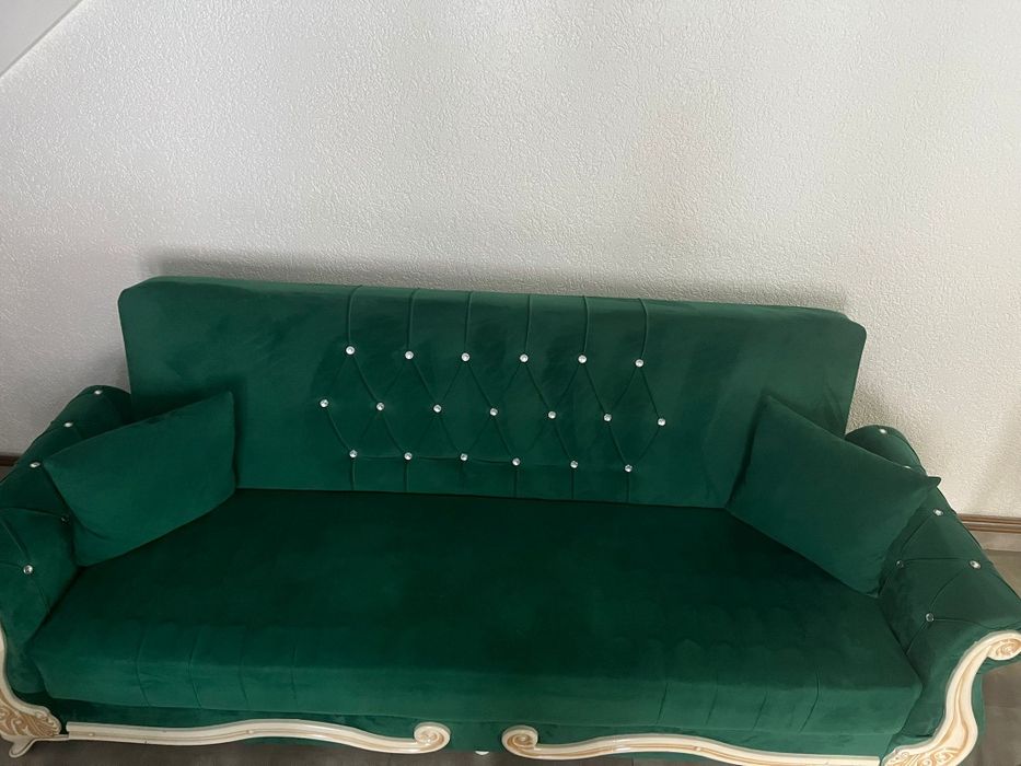 Vând canapea extensibila,masa cu 6 scaune,otoman si covor pufos 2/3