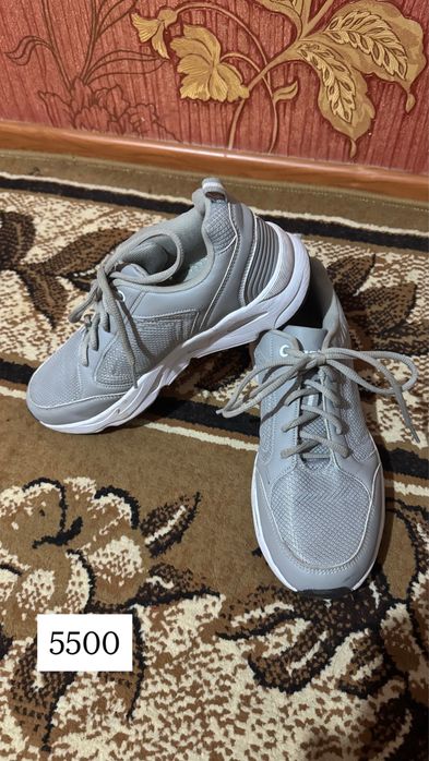 Кроссовки спортивные