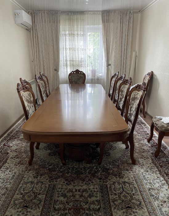большой стол и 6 стульев, хорошее состояние