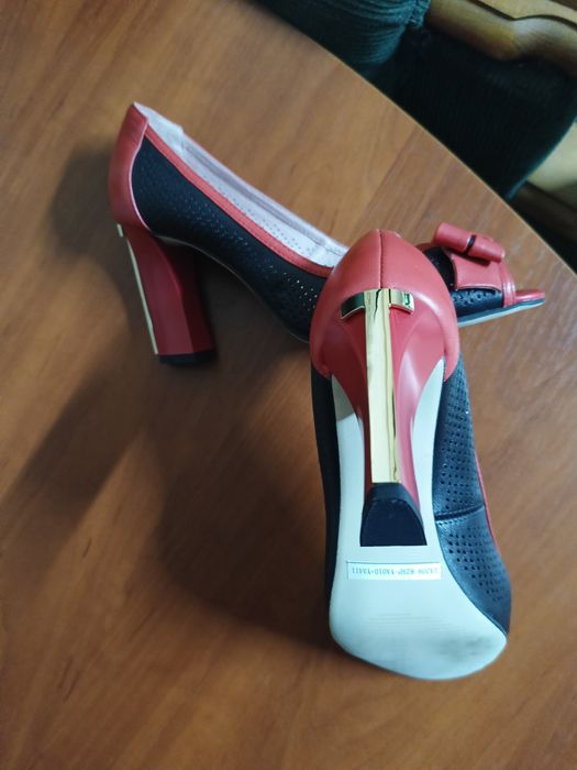 Продам женские туфли