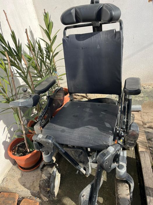 Vând scaun cu rotile