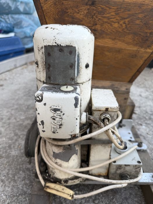 Zdrobitor electric de strugri retro