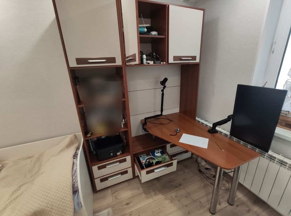 Шкаф с влитым столом