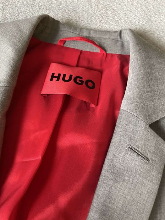 НОВ Мъжки костюм HUGO .размер 46 нов Промоция