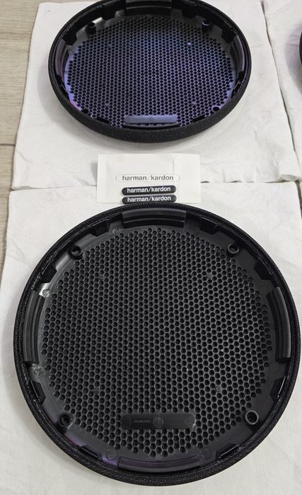 Set 4 fețe originale Harman Kardon cu embleme metalice pentru difuzoare - noi în ambalajul original