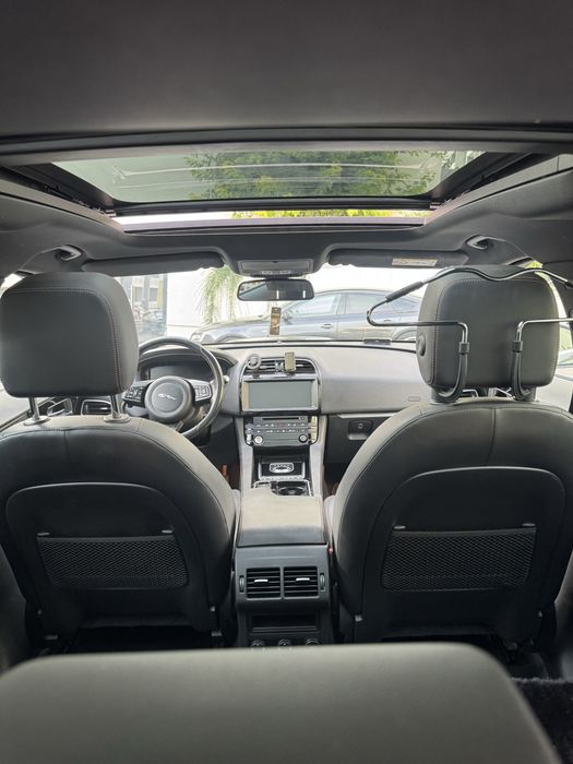 Jaguar F-Pace 180 CP Automat / Trapă panoramică/ Piele / Primul proprietar în România