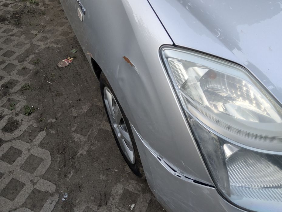 Продавам на части  приус / prius 2, калник, врати
