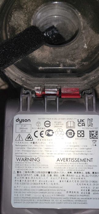 DYSON V8 aspirator cu accesori prindere perete incarcator fuctional