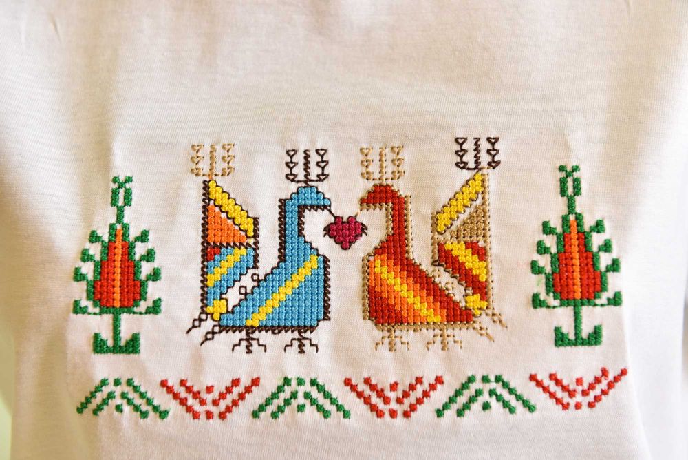 Тениска с бродерия шевица "Петли"