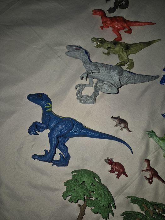 Set figurine dinozauri și vegetație de jucărie