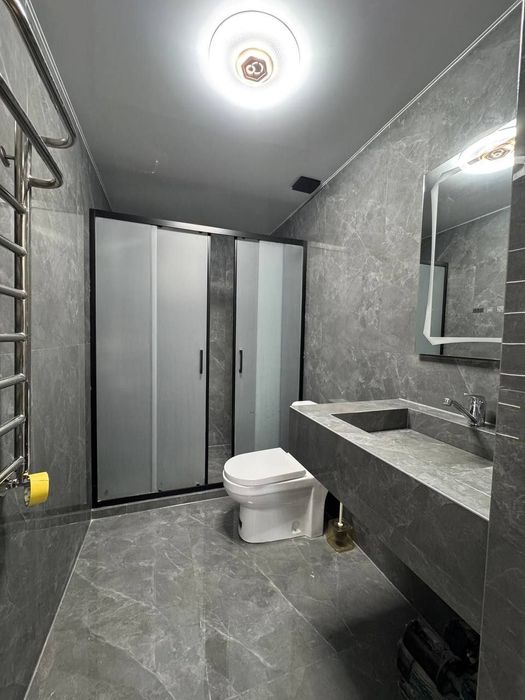 Шахар марказида жойлашган 3 хонали килинган квартира ижарага берилади