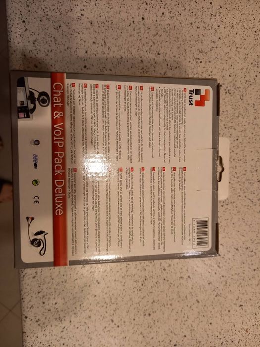 Камера за компютър със слушалки и микрофон