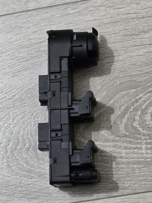 Buton geam electric stânga față Alfa Romeo Giulietta 940