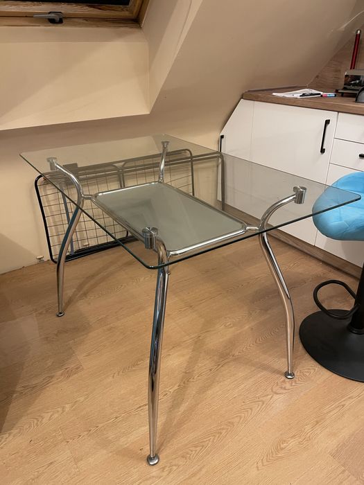 Продавам стъклена маса 110х70см височина 77