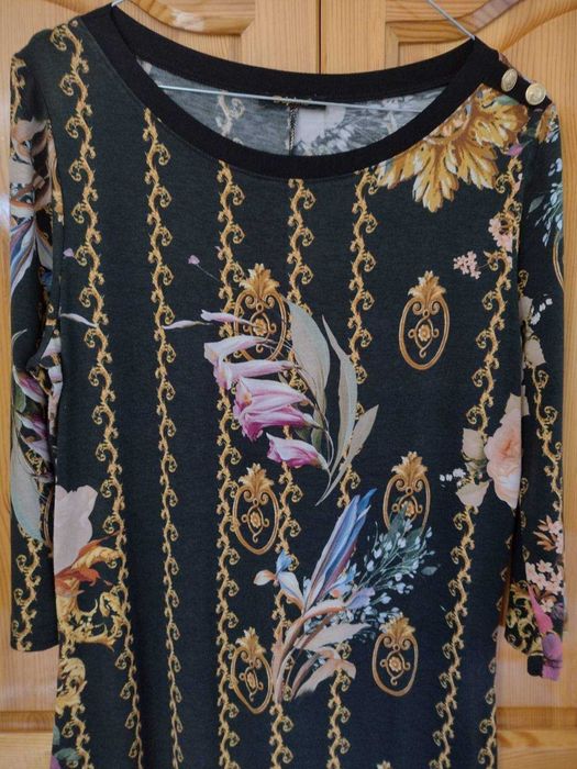 Рокля на Daphne с уникален принт и декорирани копчета!