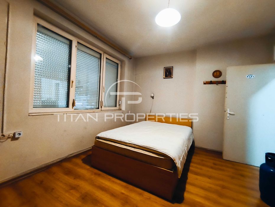 Тристаен обзаведен апартамент в Център