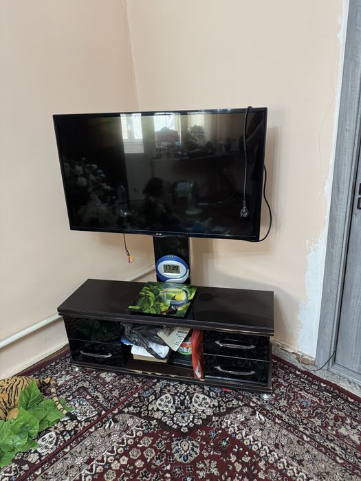 LG 43 lik sotiladi podstovkasi bilan