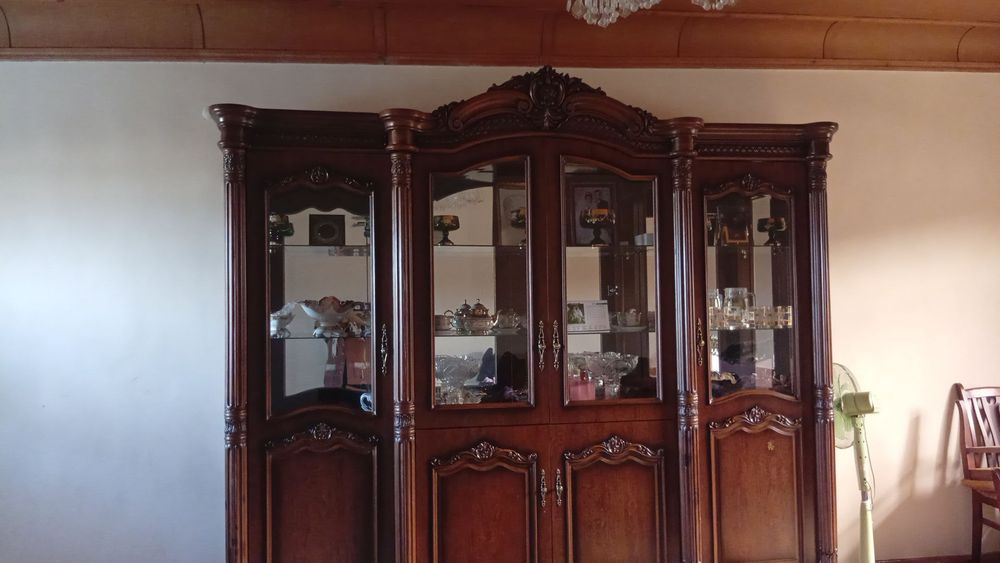 Stenka sifatli. Oynalari bor.