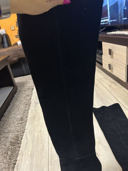 Черни ботуши над коляното