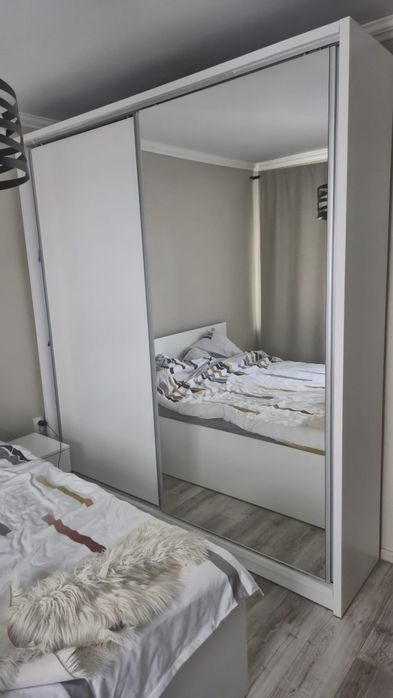 Vând  mobila dormitor   dimensiune :2400x2300x50. Usi culisante ,  cu oglinda mare  in stare bună .