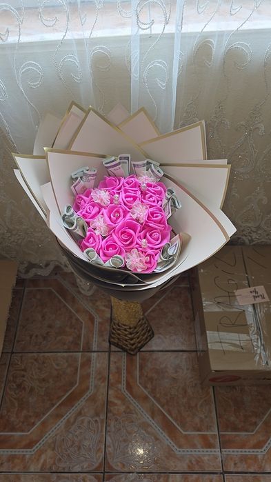 Buchet trandafiri din spumă cu bancnote