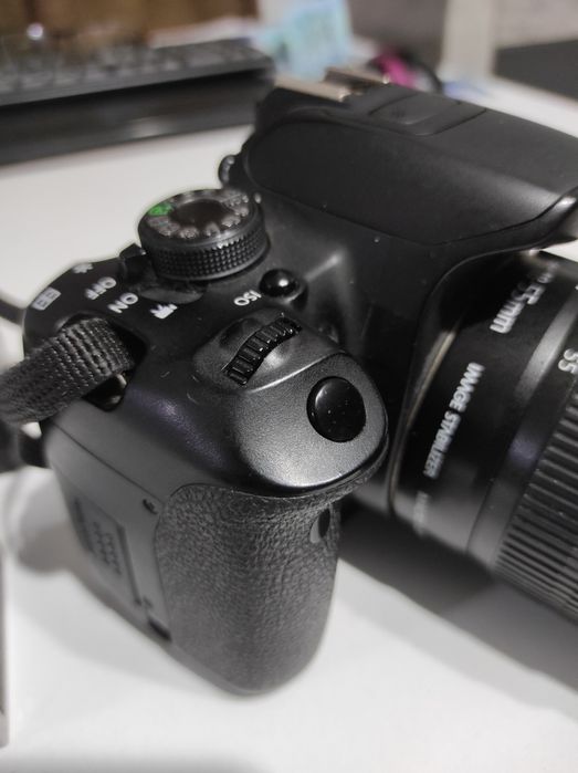 Продам фотоаппарат canon 700D