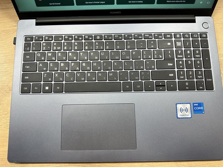 Ноутбук Huawei серо синиго цвета