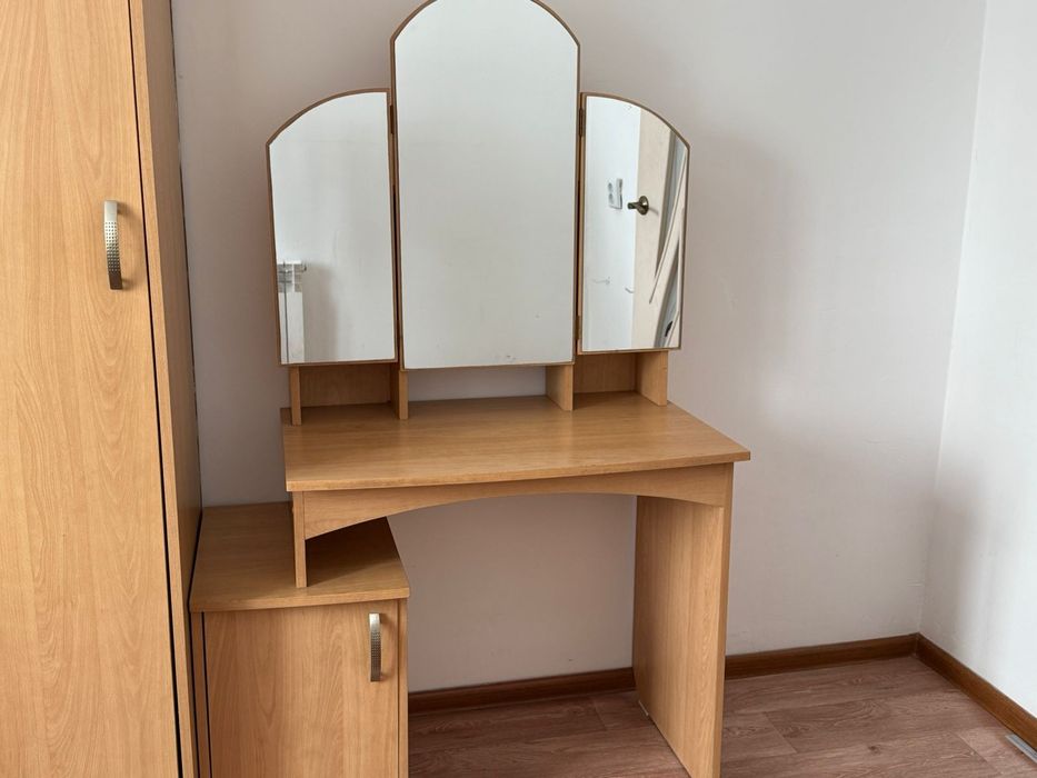 Шифоньер и туалетный столик