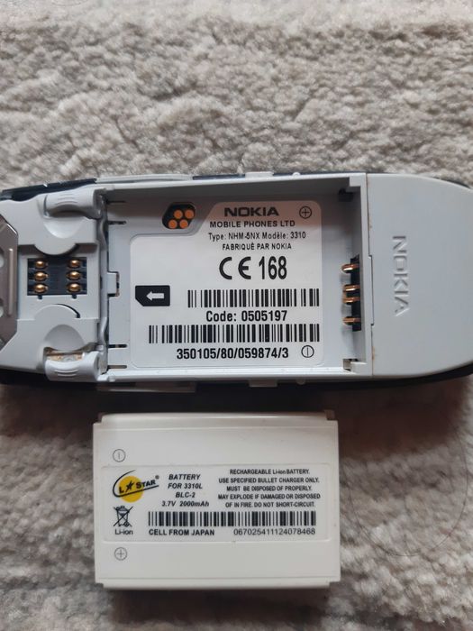 Телефон NOKIA 3310 с оригиналното си зарядно у-во