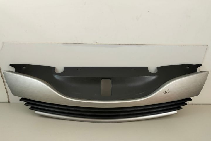 Grila bara fata  centrala 8200012581 Renault Laguna a 2-a generatie