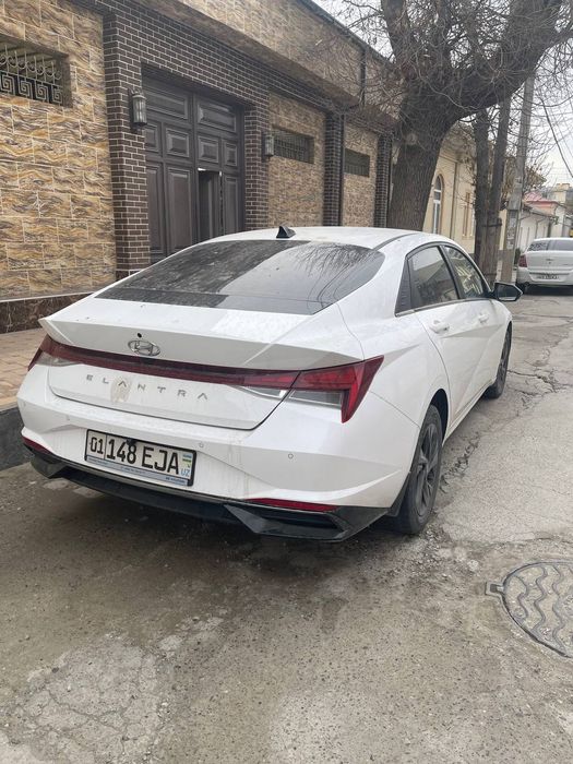 Hyundai Elantra белая